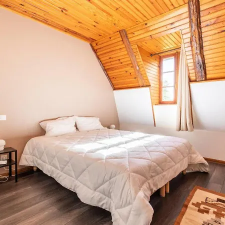 Aveze, 5 Pieces, 8 Personnes - Fr-1-630-170 * Aveze (Puy-de-Dome)